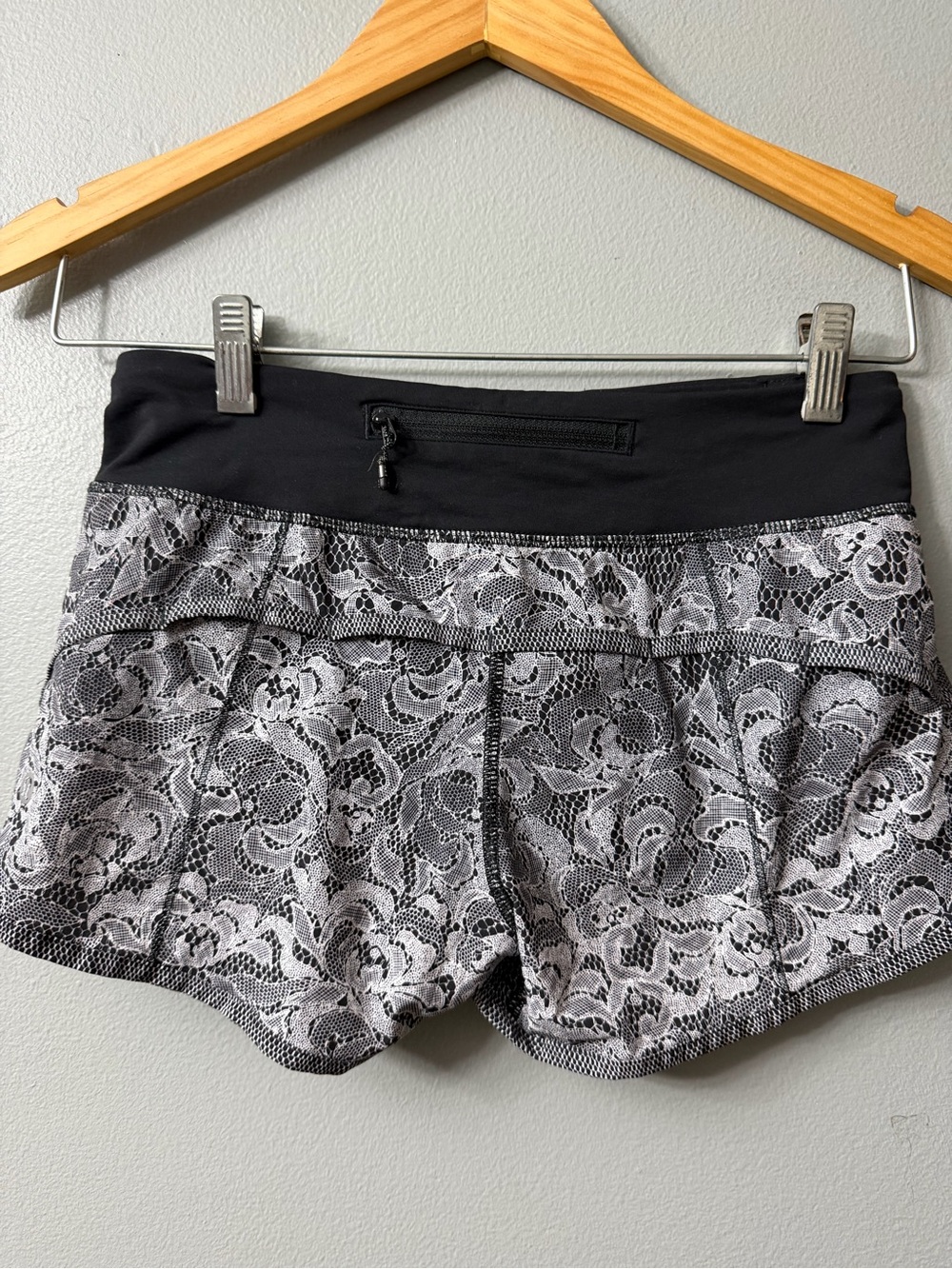 Lululemon Speed Short 2.5” Size 2 Florence Lace White Black